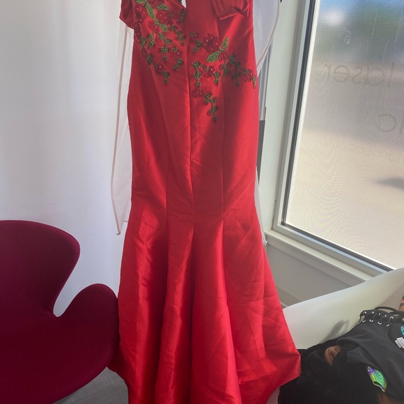 Beautiful red gown - Picture 2 of 3